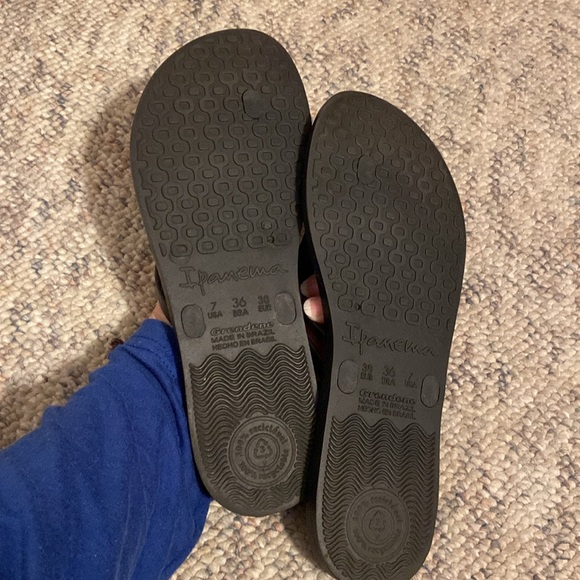 2 pairs of flip flops size 7     2 for $20 - Picture 4 of 5